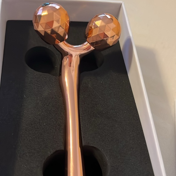 Neiman Marcus Face Contour Roller In Rose Gold - NEW - Picture 4 of 4
